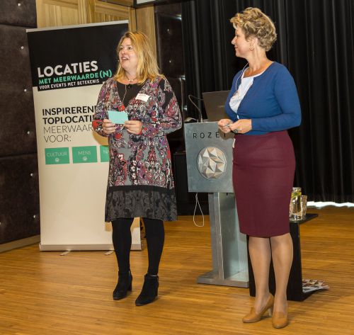 Mirjam Kuggeleijn en Esther Wouters op het podium tijdens de lancering van Locaties met Meerwaarde(n) in september 2016