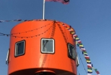 Amsterdam hoogtij ndsm werf mvo kas op dak toren en regenboogvlag